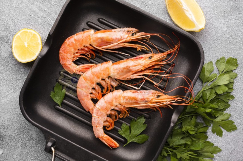 Fresh shrimps pan with condiments